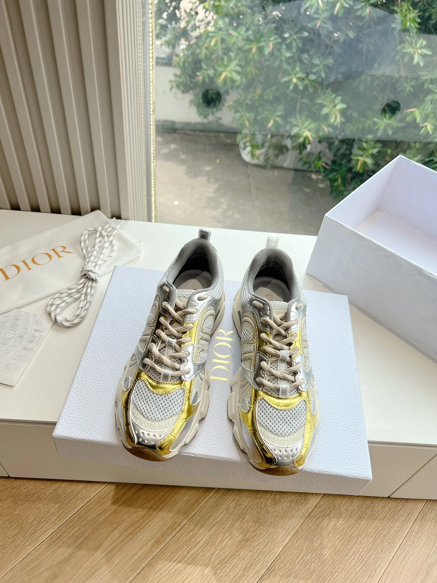 👟👟Ex-factory price 640👟👟 (Top version) Dior Chrono series sports shoes Purchased and developed in Taikoo Hui for RMB 18,200. This Dior chrono sports shoe continues the timeless silhouette and is carefully made of mesh, so it will be particularly comfortable on the feet. It is decorated with CD special craftsmanship logo to enhance the style. The lightweight style is matched with the "Christian Dior" logo thin sole, suitable for all seasons, and can be matched with all kinds of casual looks to add a finishing touch. Classic and super durable. Upper: cowhide stitching. Original molded outsole. Size: 35-41. Full set of counter synchronized gift box 💝 packaging